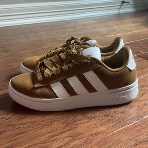 Adidas Sneakers in Mustard with White Stripes size m8/w9